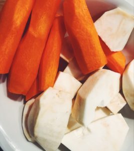 Napój oczyszczający: pokrojone uprzednio marchew i seler